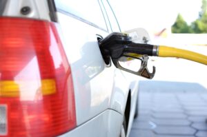 carro sendo abastecido com gasolina